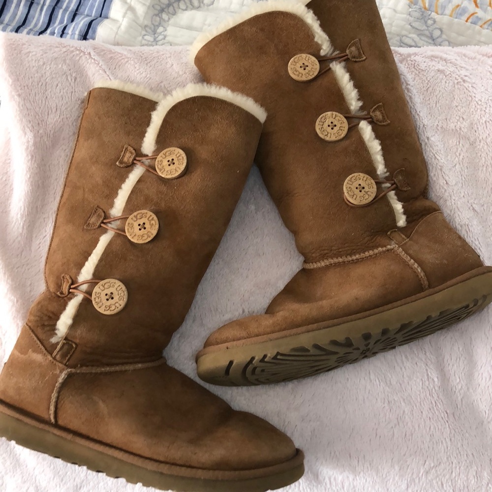 Women’s Ugg, button side